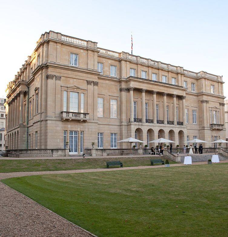 英國夏洛特女王舞會於倫敦Lancaster House 舉行,宮殿落成於1840年。 英國夏洛特女王舞會於倫敦Lancaster House 舉行,宮殿落成於1840年。
