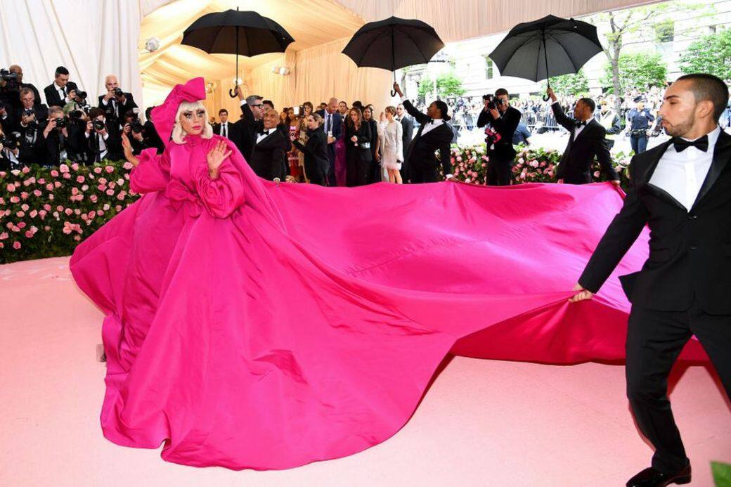 Lady Gaga一進場就是狂野，以一襲桃紅色禮服踏紅地毯，還搭配了舞台小助理
