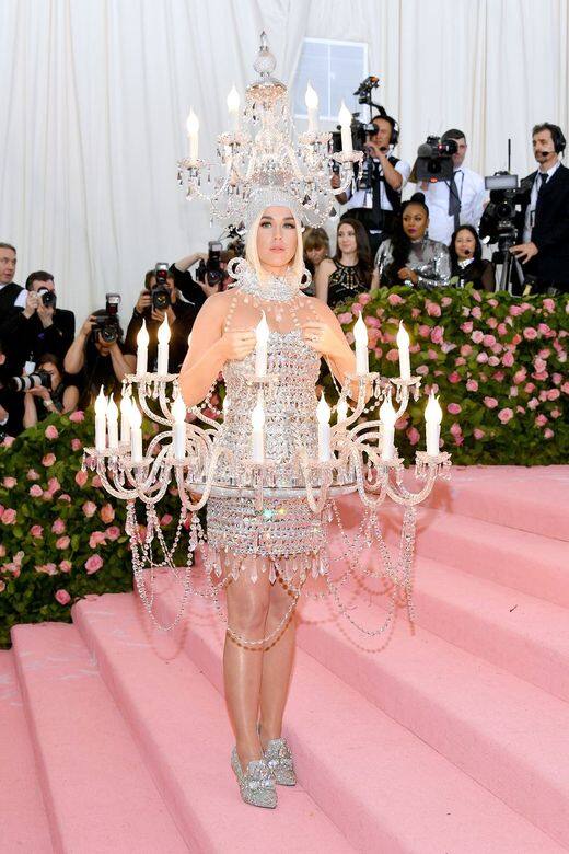 同樣也是時尚狂魔的Katy Perry則把自己變成一尊燭台,這身Moschino燭台裝,讓人想 同樣也是時尚狂魔的Katy Perry則把自己變成一尊燭台,這身Moschino燭台裝,讓人想