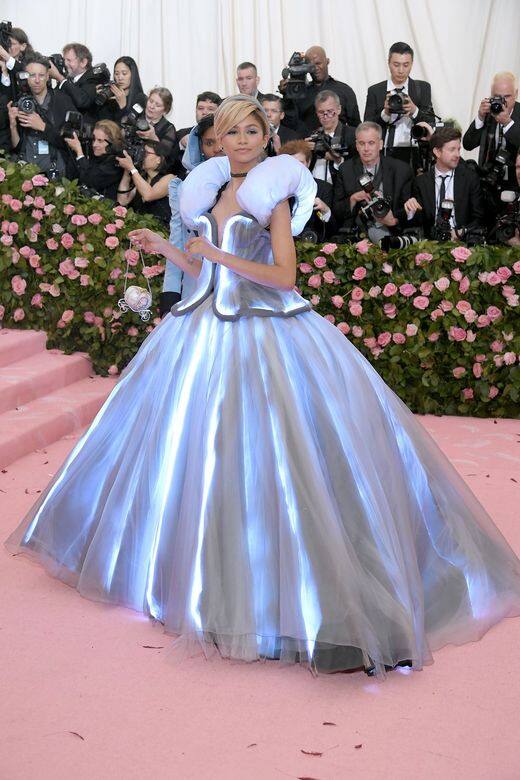 Zendaya一身Tommy Hilfiger發光的Cinderella裙子現身，如童話般夢幻！