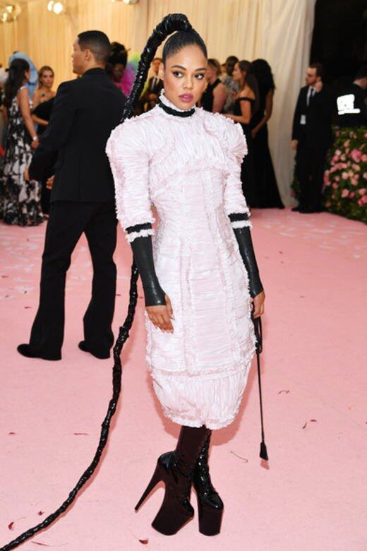 今年MET Gala則穿上Chanel的高級訂製服，並以一條超長拖地的馬尾來打造一個