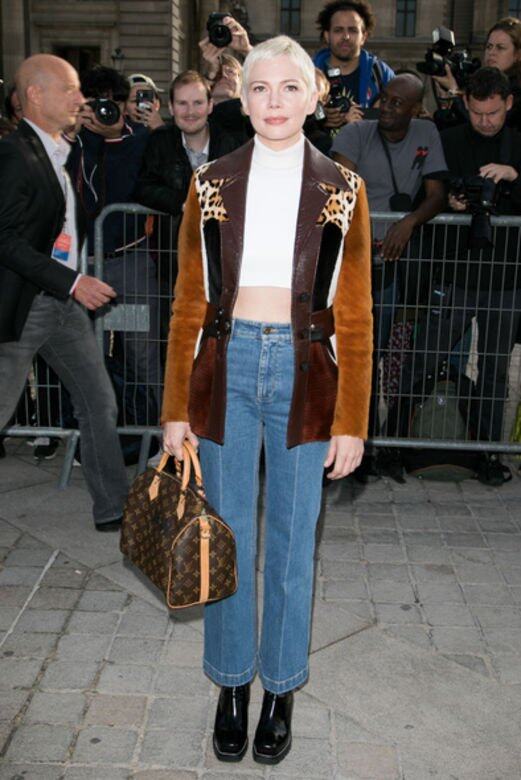 Michelle Williams身上的拼皮外套本來予人一種高檔的奢華感，但當她配搭crop top和牛