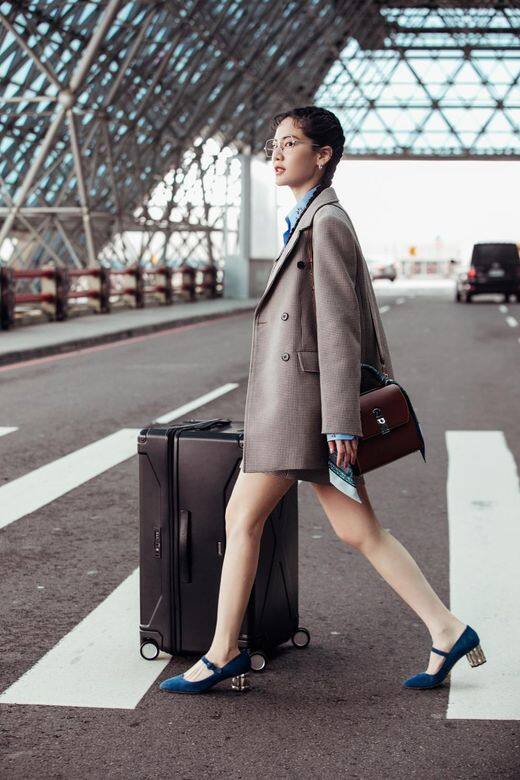 襯衫 PRADA格子西裝外套、裙 MAJE PARIS手袋、鞋 SALVATORE FERRAGAMO 耳環、戒指 BOTTEGA VENETA眼鏡 CUTLER AND GROSS行李 襯衫 PRADA格子西裝外套、裙 MAJE PARIS手袋、鞋 SALVATORE FERRAGAMO 耳環、戒指 BOTTEGA VENETA眼鏡 CUTLER AND GROSS行李