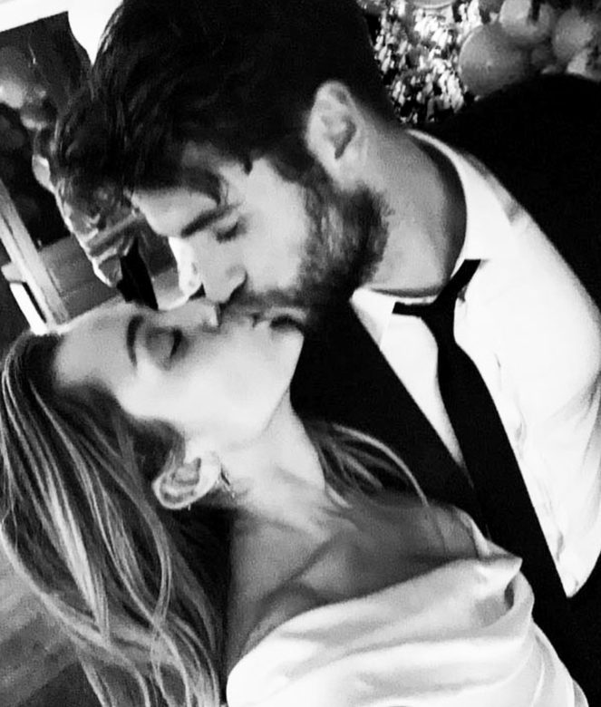Miley Cyrus寫上:「This is probably our one-millionth kiss...」 Miley Cyrus寫上:「This is probably our one-millionth kiss...」