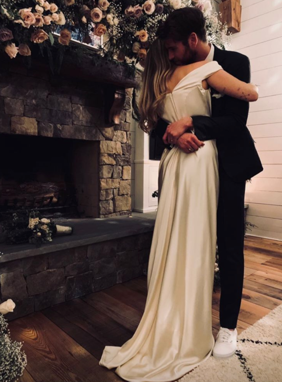 Liam Hemsworth則寫上:「My love ❤️」 Liam Hemsworth則寫上:「My love ❤️」