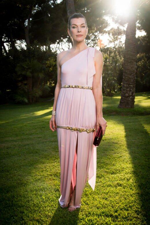 現年42歲的Milla Jovovich，依然保持fit爆身型，穿起這貼身淡粉紅色露肩晚裝，真的