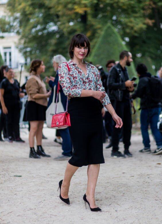 Milla Jovovich這身印花恤衫配鉛筆裙的造型，簡單俐落，非常適合一眾上班族來參