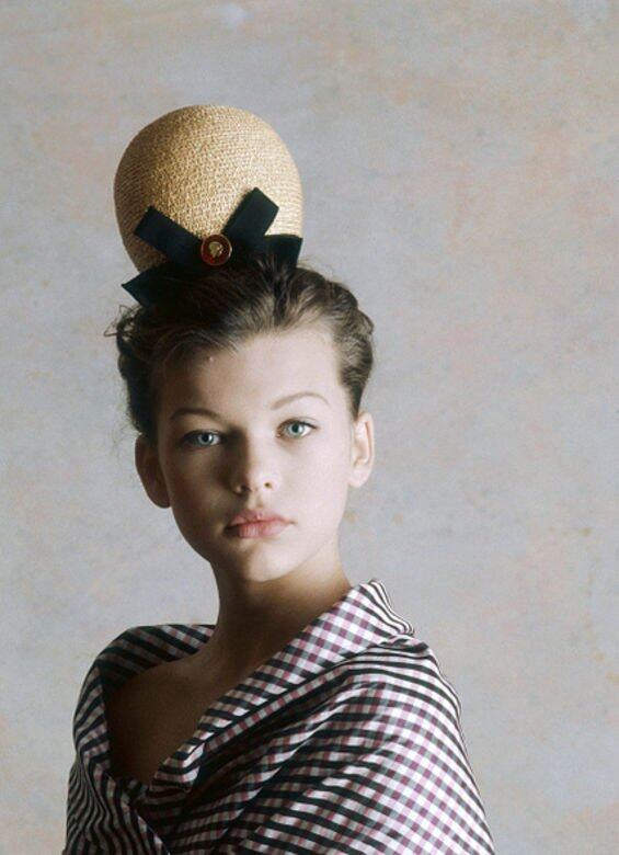 12歲時的Milla Jovovich已經開始模特兒事業,穿起Christian Lacroix的直條恤衫的她冷冷地直 12歲時的Milla Jovovich已經開始模特兒事業,穿起Christian Lacroix的直條恤衫的她冷冷地直