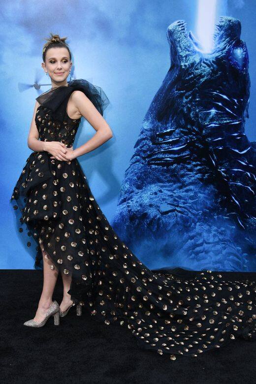 Millie於5月時參與《Godzilla》新片在倫敦的首映,她當時就穿上露肩Dior晚裝配可愛 Millie於5月時參與《Godzilla》新片在倫敦的首映,她當時就穿上露肩Dior晚裝配可愛