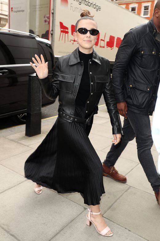 Millie被拍到以一身全黑Ralph Lauren裝扮，於5月現身倫敦。