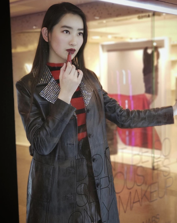 林愷鈴 Ashley 簽了導演杜琪峯旗下的公司出道,同時在港大修讀建築系。 林愷鈴 Ashley 簽了導演杜琪峯旗下的公司出道,同時在港大修讀建築系。