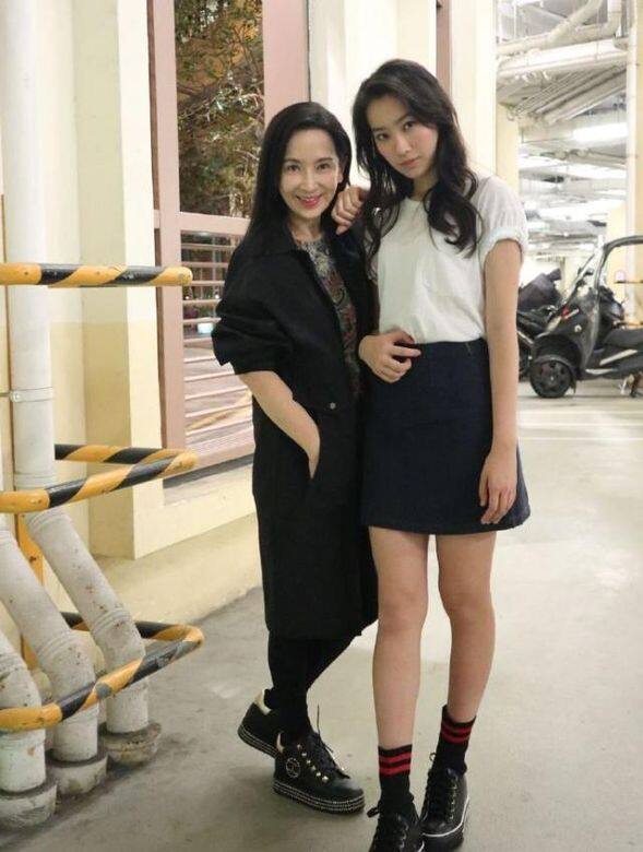 現年 50 多歲的龔慈恩上鏡依然是凍齡女神,黑白經典配色營造出帥氣感。 現年 50 多歲的龔慈恩上鏡依然是凍齡女神,黑白經典配色營造出帥氣感。