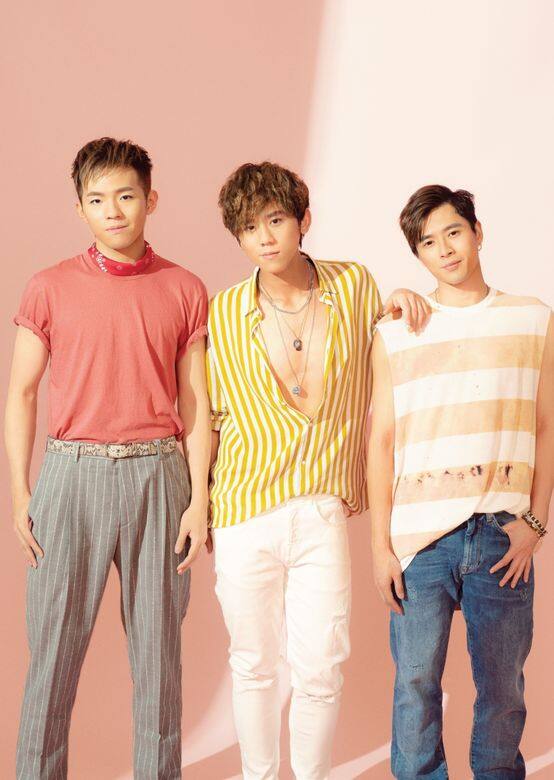姜濤、Ian、Frankie這三位人氣新星,廣告造型嘗試模仿出韓國風格,可惜因服裝配襯不夠時尚而淪落成令人感到尷尬的造型。 姜濤、Ian、Frankie這三位人氣新星,廣告造型嘗試模仿出韓國風格,可惜因服裝配襯不夠時尚而淪落成令人感到尷尬的造型。