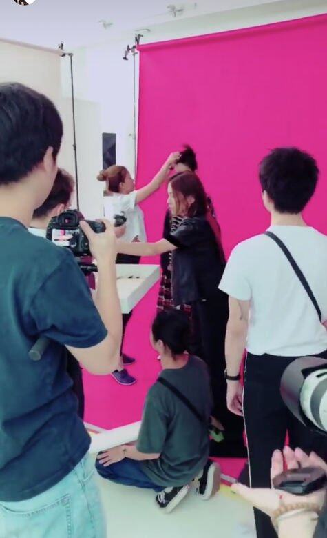 木村光希拍攝香港版ELLE封面花絮到達影樓之後便準備就緒！