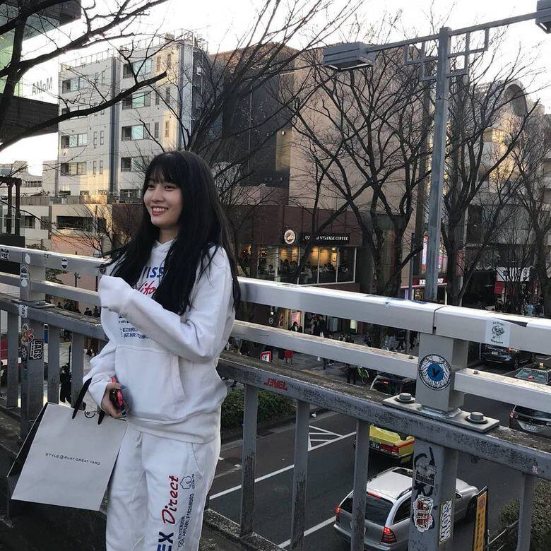一身運動裝也可以是年輕潮流的尖端。白色的運動裝加上藍色和紅色的 一身運動裝也可以是年輕潮流的尖端。白色的運動裝加上藍色和紅色的