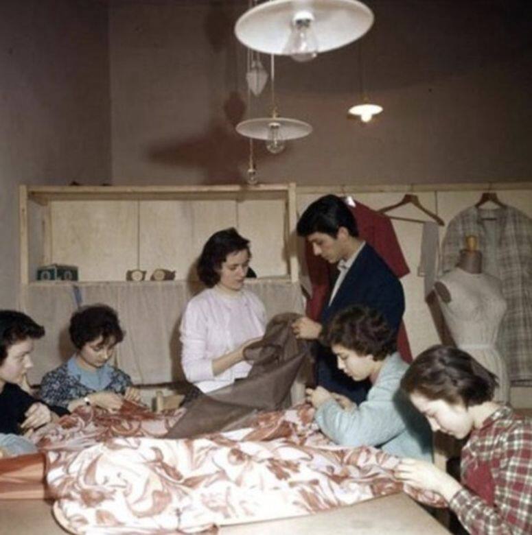 1960年,Valentino返回意大利羅馬,在父母的資助下開設個人的時裝工坊(atelier),可是頭 1960年,Valentino返回意大利羅馬,在父母的資助下開設個人的時裝工坊(atelier),可是頭