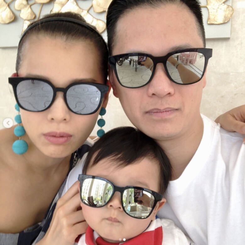 胡杏兒身為潮媽,當然不忘把Baby Lee與老公打扮得時尚又新潮!看看這戴上 胡杏兒身為潮媽,當然不忘把Baby Lee與老公打扮得時尚又新潮!看看這戴上