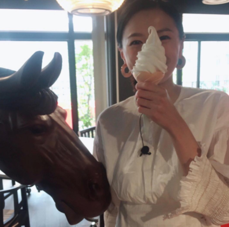 身份快速改變,年齡和思想可能會追不上,那年她和丈夫極速結婚生仔,大 身份快速改變,年齡和思想可能會追不上,那年她和丈夫極速結婚生仔,大