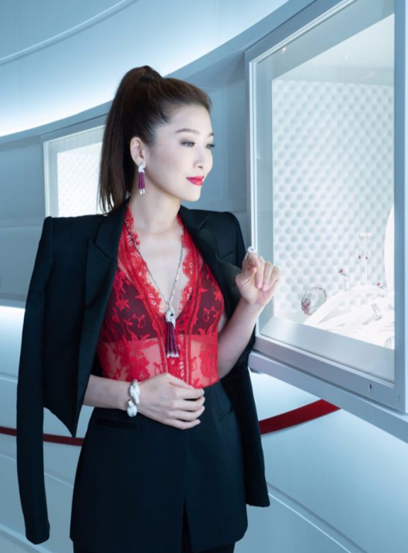 雖然身材不算豐胸,但是Niki懂得利用穿搭營造出若隱若現的性感,紅色貼 雖然身材不算豐胸,但是Niki懂得利用穿搭營造出若隱若現的性感,紅色貼