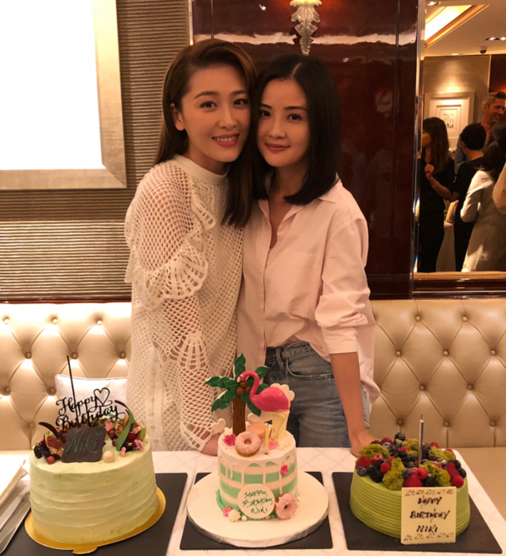 穿上透網白色連身裙的Niki 獲閨蜜阿Sa蔡卓妍替她慶祝生日,兩位美女都 穿上透網白色連身裙的Niki 獲閨蜜阿Sa蔡卓妍替她慶祝生日,兩位美女都
