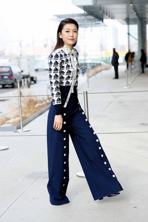 今年四月,Niki曾到美國參與New York Fashion Week,穿上Tory Burch最新服裝,甚有名模風采。 今年四月,Niki曾到美國參與New York Fashion Week,穿上Tory Burch最新服裝,甚有名模風采。