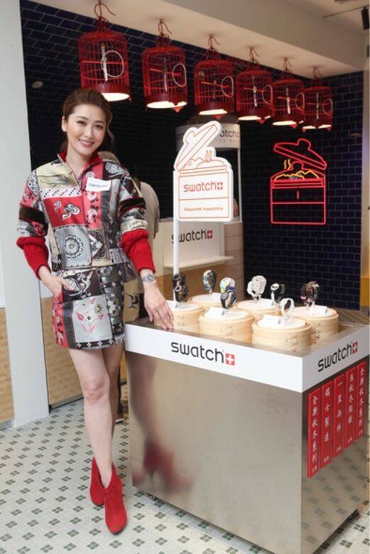 周勵淇Niki近日穿上紅色的Shiatzy Chen印花套裝出席Swatch中環概念店開萬剪彩,喜 周勵淇Niki近日穿上紅色的Shiatzy Chen印花套裝出席Swatch中環概念店開萬剪彩,喜