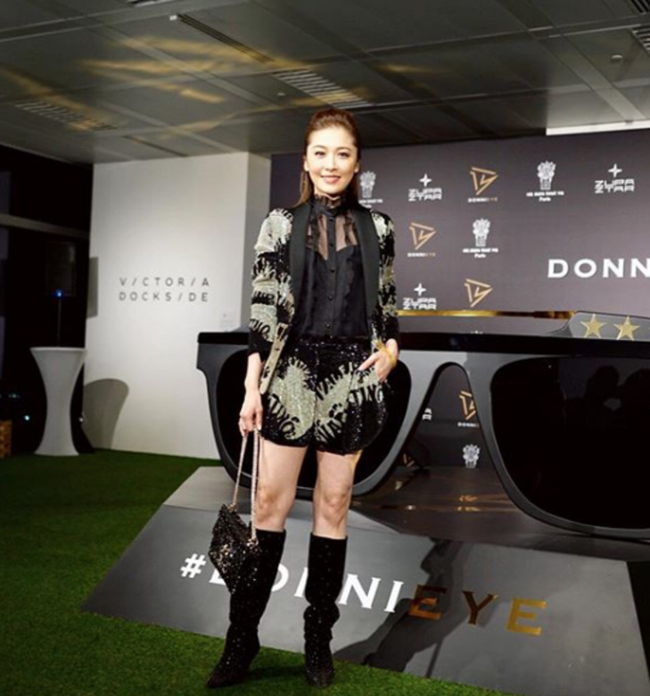 Valentino西裝套裝帶有閃爍的閃片設計,黑色喱士透視恤衫性感優美,Niki再配搭 Valentino西裝套裝帶有閃爍的閃片設計,黑色喱士透視恤衫性感優美,Niki再配搭
