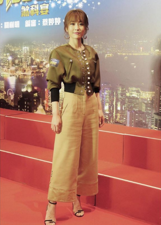 穿搭軍綠色短款外套的周勵淇充滿幹練感覺,Niki再配搭高腰闊腳褲及搭 穿搭軍綠色短款外套的周勵淇充滿幹練感覺,Niki再配搭高腰闊腳褲及搭