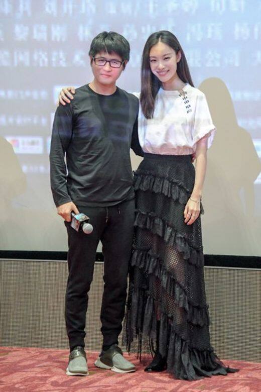 即使是最簡單的黑白造型,倪妮也懂得在細節上令人留下深刻印象。寬鬆 即使是最簡單的黑白造型,倪妮也懂得在細節上令人留下深刻印象。寬鬆