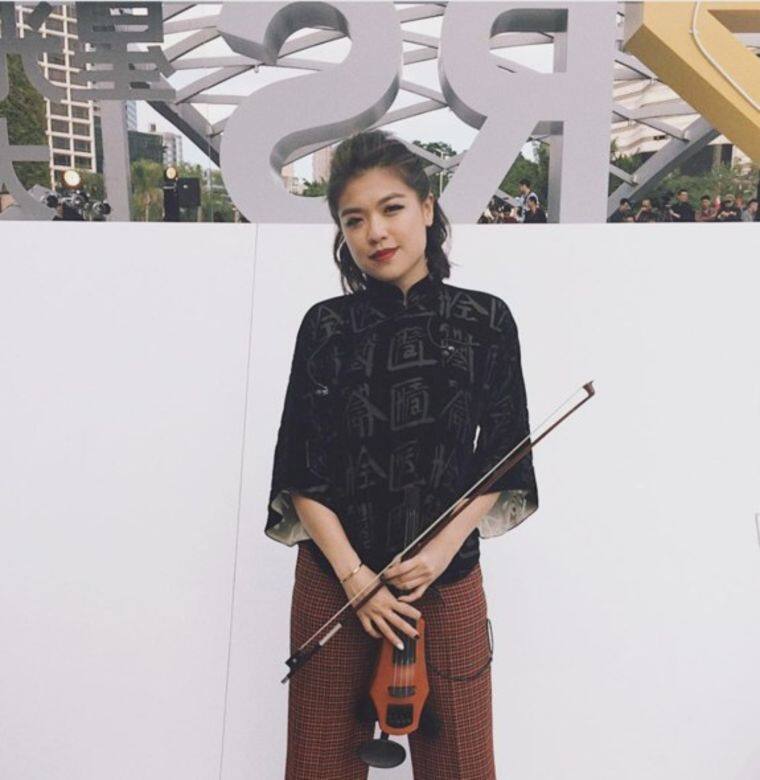 早前,Olivia獲邀於星光大道開幕典禮上與其他樂手一起演奏,她穿上Vivienne Tam中 早前,Olivia獲邀於星光大道開幕典禮上與其他樂手一起演奏,她穿上Vivienne Tam中