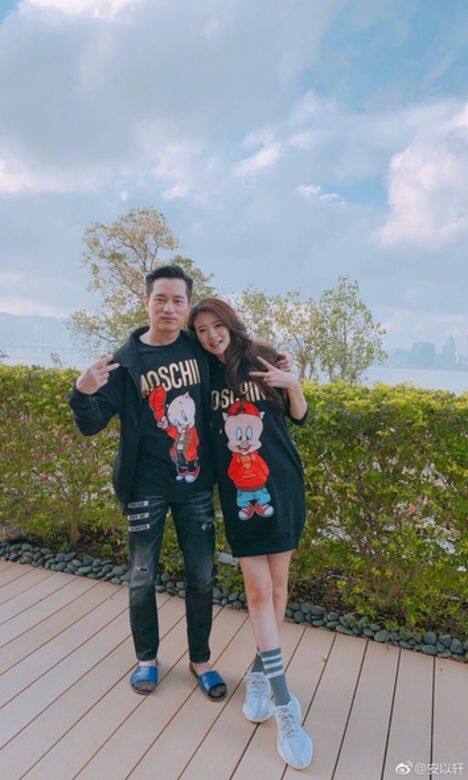 安以軒與老公以Moschino的Porky Pig卡通衫作情侶裝,來公開懷孕好消息。安以軒所 安以軒與老公以Moschino的Porky Pig卡通衫作情侶裝,來公開懷孕好消息。安以軒所