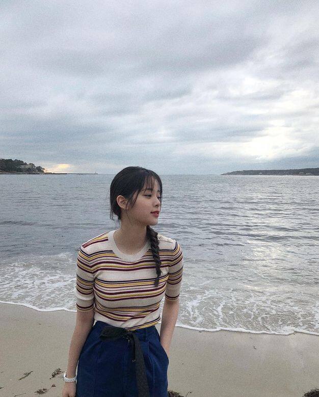 偶爾走起甜美風的娜比也是難掩酷girl本質,黑色打底衫搭配藏藍色碎花 偶爾走起甜美風的娜比也是難掩酷girl本質,黑色打底衫搭配藏藍色碎花