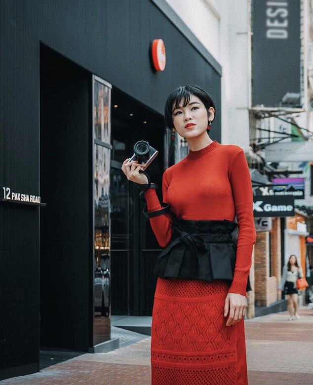 誇張的peplum款粗腰帶都是不錯的點睛選擇,陳蕾以它配襯鮮紅色針織連身 誇張的peplum款粗腰帶都是不錯的點睛選擇,陳蕾以它配襯鮮紅色針織連身