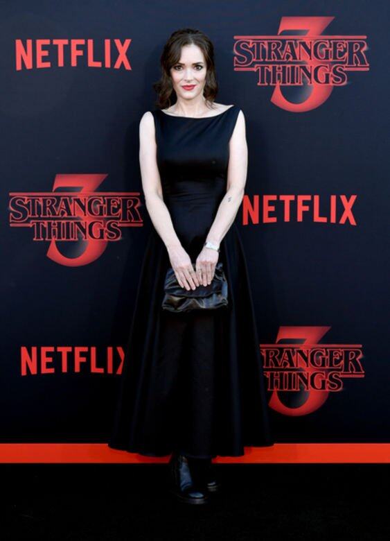Winona Ryder出席新一季的首映,經過悉心打扮後重見她的優雅,還發現她深邃的 Winona Ryder出席新一季的首映,經過悉心打扮後重見她的優雅,還發現她深邃的