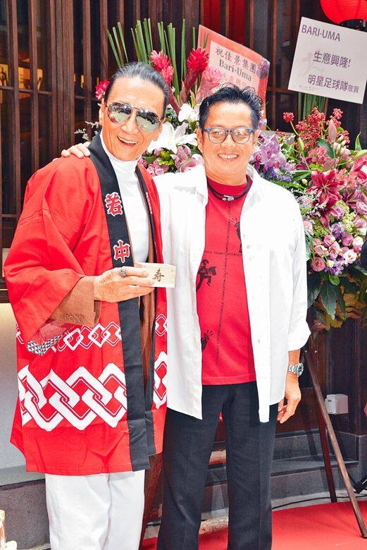 即便以不同造型出席活動,四哥也絕不會脫下他的太陽眼鏡,chok在骨子裏 即便以不同造型出席活動,四哥也絕不會脫下他的太陽眼鏡,chok在骨子裏