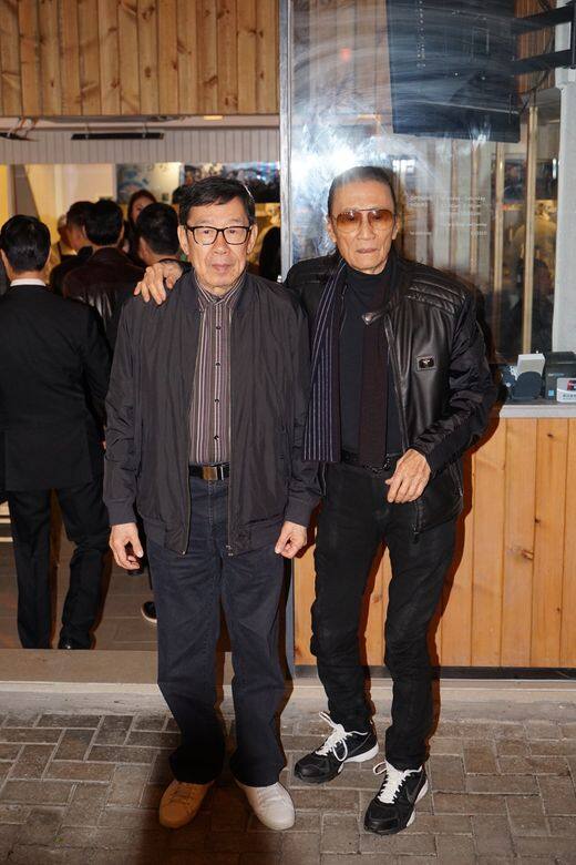 除了西裝外,黑色皮褸也是四哥的時尚標誌之一,與胡楓站在一起,哪位較 除了西裝外,黑色皮褸也是四哥的時尚標誌之一,與胡楓站在一起,哪位較