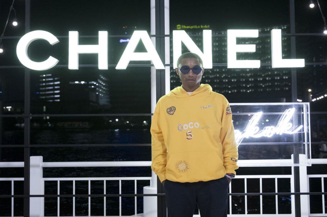 Pharrell Williams for Chanel出聯名衛衣?不得不讚Pharrell將矜貴Chanel融入街頭時尚的神技 Pharrell Williams for Chanel出聯名衛衣?不得不讚Pharrell將矜貴Chanel融入街頭時尚的神技