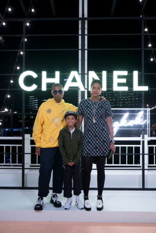 Pharrell Williams穿繡有Coco Pharrell、Chanel標誌性元素5字與品牌標誌的黃色連帽衛衣現身泰 Pharrell Williams穿繡有Coco Pharrell、Chanel標誌性元素5字與品牌標誌的黃色連帽衛衣現身泰