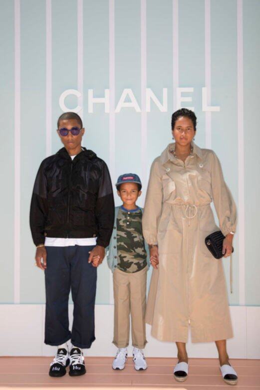 同一活動,Pharrell Williams換上相對低調的黑色絨質運動裝,前襟的巨型Chanel徽章依然 同一活動,Pharrell Williams換上相對低調的黑色絨質運動裝,前襟的巨型Chanel徽章依然