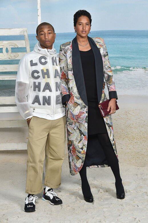 在泰國騷前,Pharrell Williams早就穿過同款運動外套的白色版,原來設計能透出內搭 在泰國騷前,Pharrell Williams早就穿過同款運動外套的白色版,原來設計能透出內搭