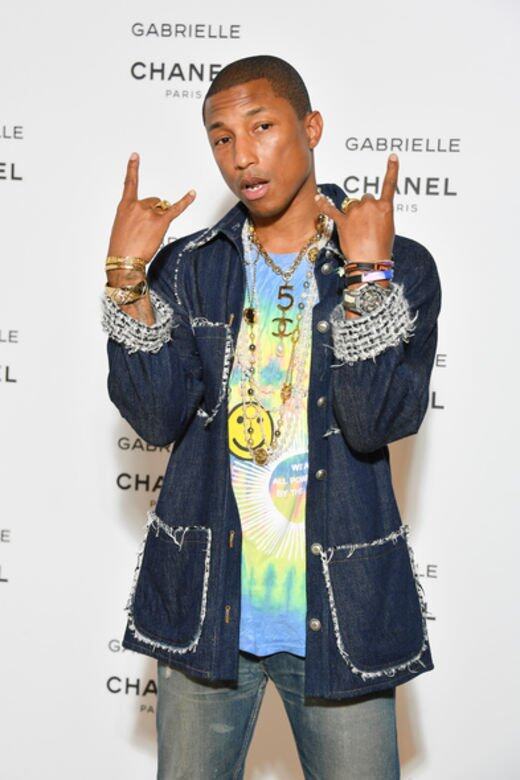 Pharrell Williams真是超愛鮮色,能將Chanel穿搭成青春滿fun的造型,紮染tee配Chanel牛仔褸與 Pharrell Williams真是超愛鮮色,能將Chanel穿搭成青春滿fun的造型,紮染tee配Chanel牛仔褸與
