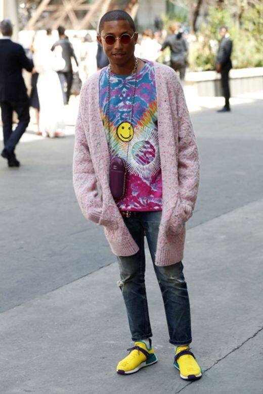 Pharrell Williams以紮染tee,配Chanel粉紅色針織外套、紫色手袋,鮮黃波鞋剛好呼應上衣的 Pharrell Williams以紮染tee,配Chanel粉紅色針織外套、紫色手袋,鮮黃波鞋剛好呼應上衣的
