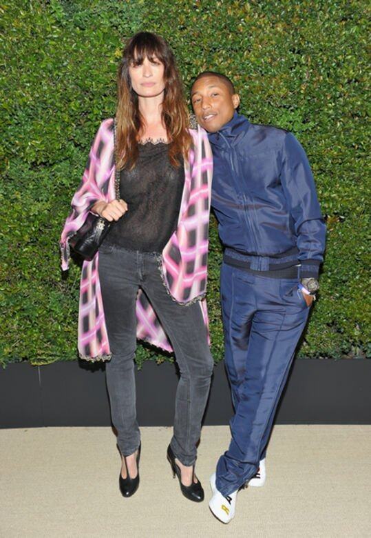 舒服的運動裝都是Pharrell Williams所喜愛的服裝,深藍色Chanel運動裝是少有的低調選 舒服的運動裝都是Pharrell Williams所喜愛的服裝,深藍色Chanel運動裝是少有的低調選