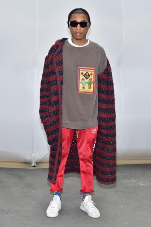 Chanel靈魂單品軟呢外套落在Pharrell Williams身上,不是典型的正經八百,而是搭配有「福 Chanel靈魂單品軟呢外套落在Pharrell Williams身上,不是典型的正經八百,而是搭配有「福