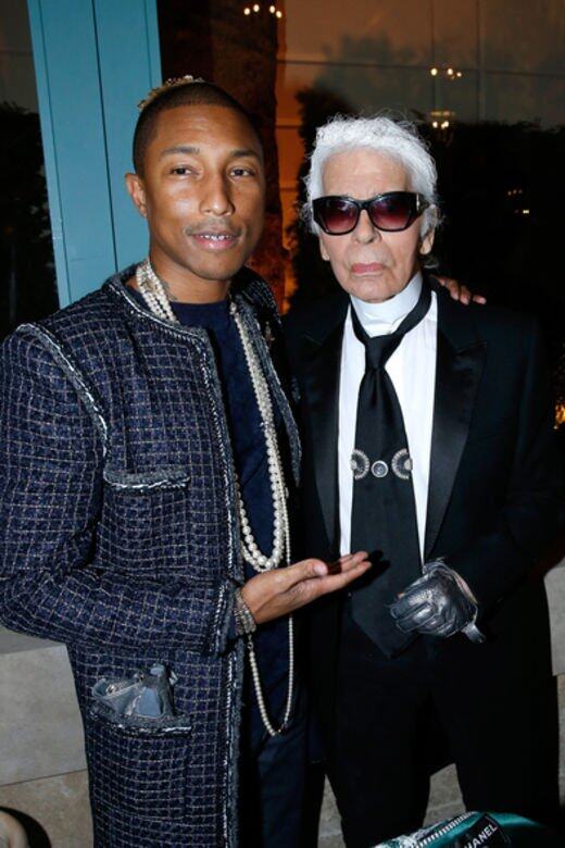 Chanel軟呢外套與大串珍珠鏈,是時裝騷的例牌搭配,Pharrell Williams簡單地內搭黑tee,扭 Chanel軟呢外套與大串珍珠鏈,是時裝騷的例牌搭配,Pharrell Williams簡單地內搭黑tee,扭