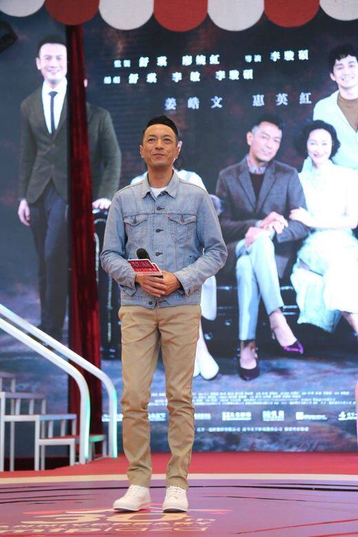 姜皓文於《翠絲》宣傳活動上，穿上洗水牛仔外套，配上淺卡其色直腳褲和純