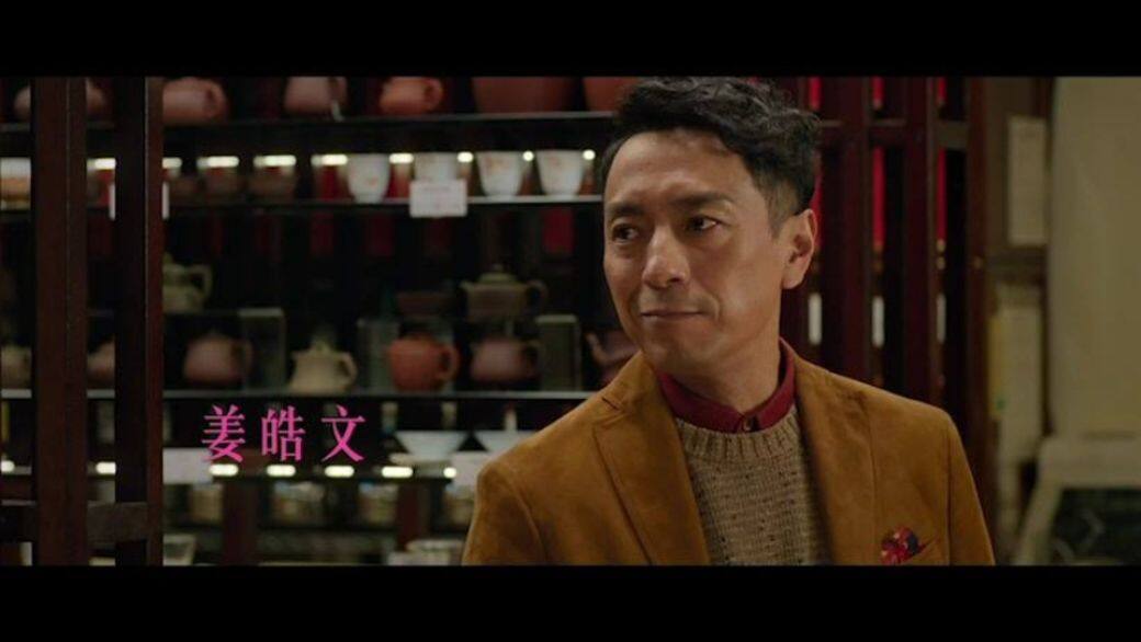 姜皓文於《翠絲》不只有變性人女裝一面,還有他男性化的打扮,卡其色的西 姜皓文於《翠絲》不只有變性人女裝一面,還有他男性化的打扮,卡其色的西