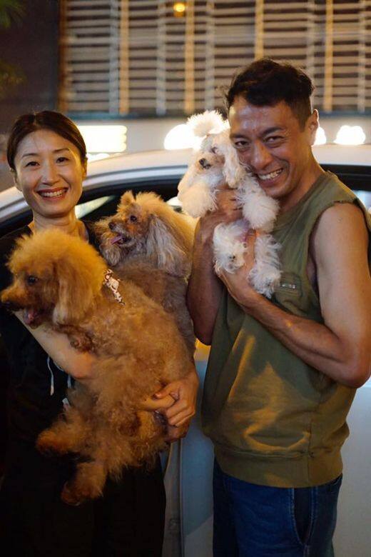 姜皓文與太太一起照顧三隻小狗，有一次太太更帶同愛犬前程探班，氹得