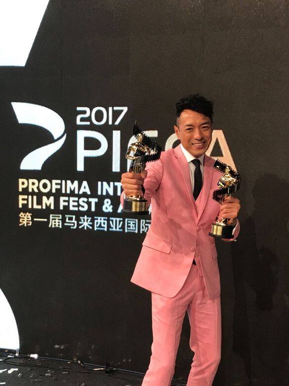 2017年黑仔於「馬來西亞國際電影人年展」獲得最佳男配角獎項，當天他穿上