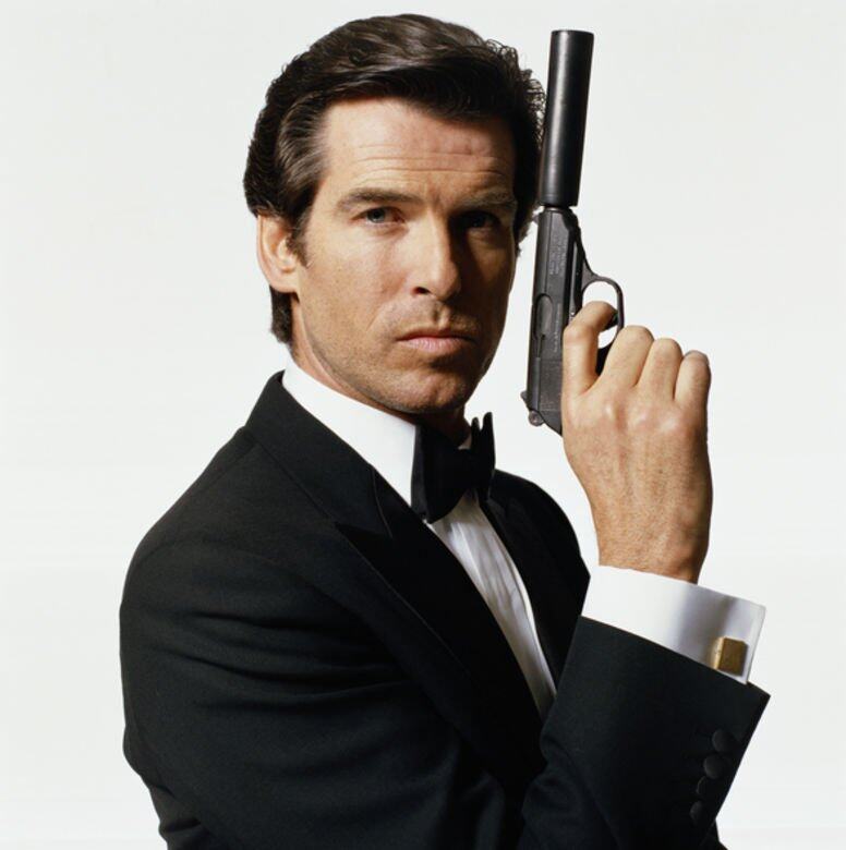 「My name is Bond, James Bond」,眼神魅惑的皮雅斯布士南身穿意大利訂製西裝,說著這句 「My name is Bond, James Bond」,眼神魅惑的皮雅斯布士南身穿意大利訂製西裝,說著這句